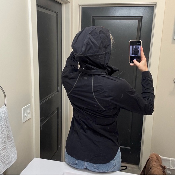 Athleta Rain Runner Jacket - Picture 4 of 15